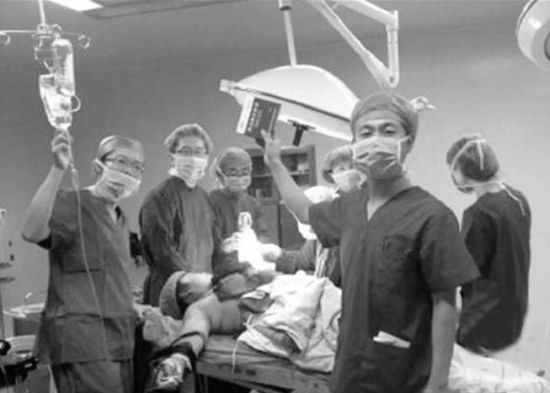 医生手术台上玩自拍引热议