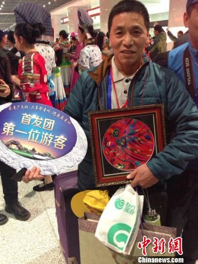 贵州迎来贵广高铁首批游客 广东33个旅游团赴