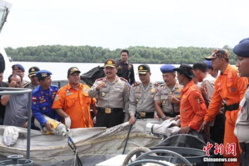 搜救队寻找尸体 1420186684_lLM5zO.jpg