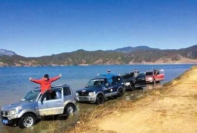 越野车太野开进泸沽湖冲浪