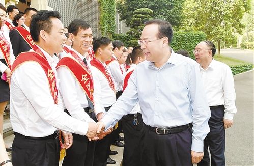 弘扬劳模精神劳动精神 凝聚创造创新强大正能