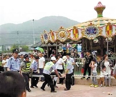 游客没系好安全带机器就启动温州游乐园高空坠人致2死3伤