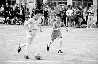 南京试点小学足球联赛 小梅西小C罗出炉