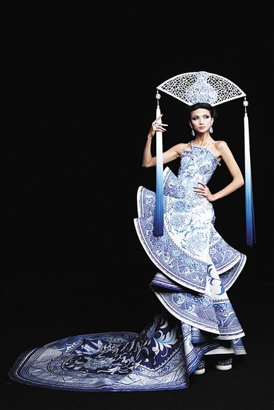纽约大都会博物馆展览现场展出郭培的"青花瓷"礼服.