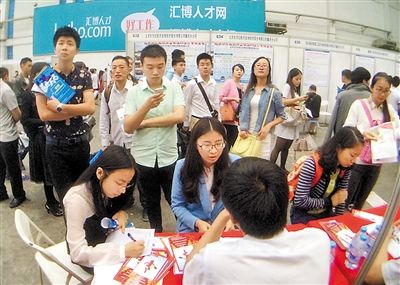 大四学生重回招聘会,结果简历都没带