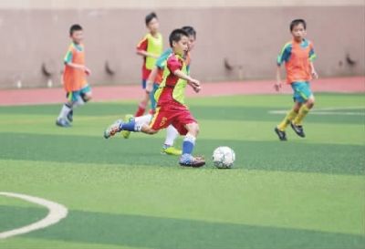 长沙足球进校园 前国脚当教练