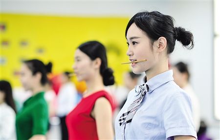 Hold住“空姐式”培训 “商小妹”华丽蝶变