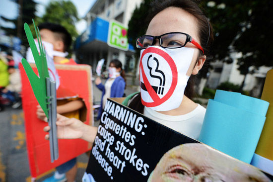 江苏扬州:大学生街头控烟行为艺术倡导无烟