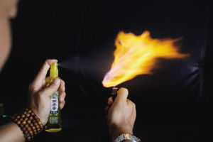 花露水遇火真能烧着!抹完至少等20秒免引火上