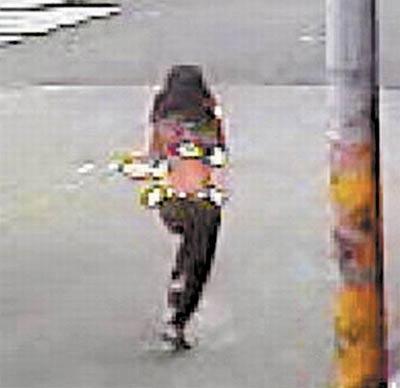 女子烧金纸不慎烧着毛衣 风力助长火势成火球