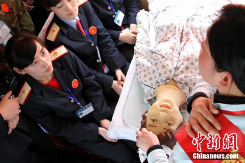 �ϲ���������ʹ�������г��̡���ξ��ˡ�(ͼ)