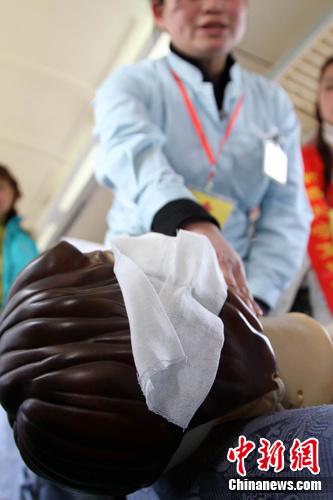 �ϲ���������ʹ�������г��̡���ξ��ˡ�(ͼ)