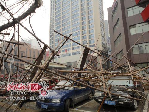 石家庄脚手架高空坠落6车被砸