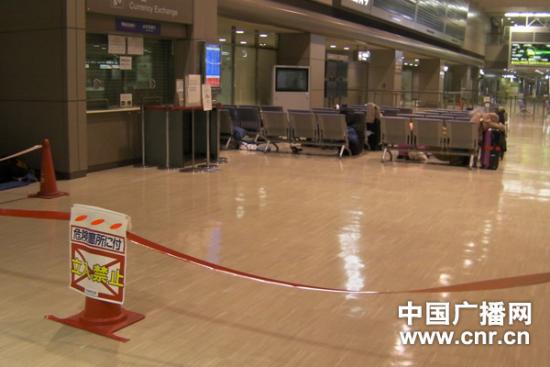 东京成田机场候机厅拉起警戒线 滞留旅客躺地