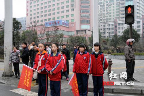 郴州创一流城市交通环境 学生劝导员展文明风