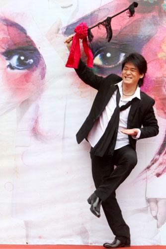 �ܻ����조�������ݳ��ᱬ��Ů�˸��Ա����(ͼ)