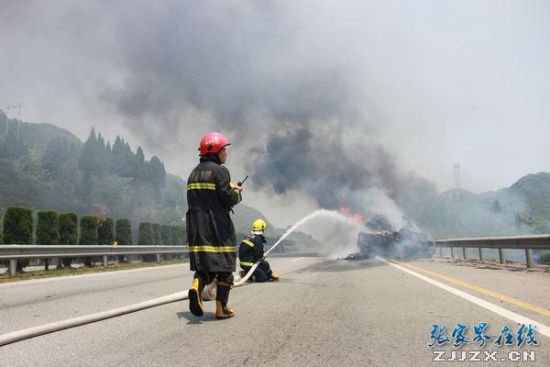 湖南:常张高速货车自燃 永定消防及时扑救 - 事