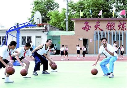 图文:温家宝总理和小学生一起打篮球