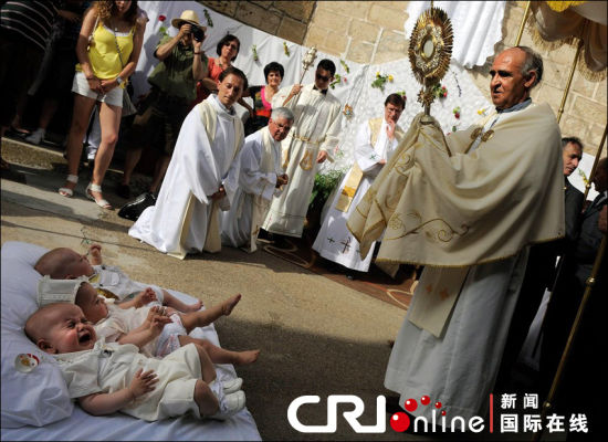 西班牙举行基督圣体节 <em>成人</em>跨过婴儿扫除<em>邪恶</em>