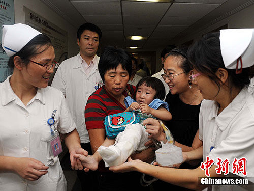 温州动车事故幸存女孩小伊伊转院上海治疗(图