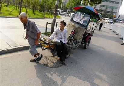 图文:连人带车一起捎