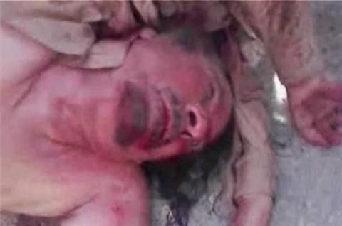 卡塔尔半岛电视台公布的据称是卡扎菲的尸体在街上被拖拽时的照片.