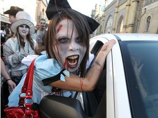 英镇惊现3000僵尸 原为庆祝万圣节化妆游行(图)