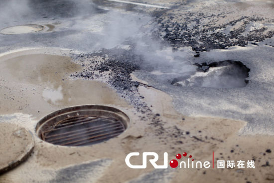 北京长虹桥一热力管道爆裂 热气冲天十余米(组