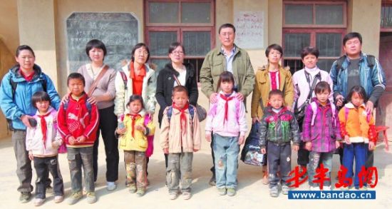 扶贫团 走进贵州山区小学 送去爱心物资(图)