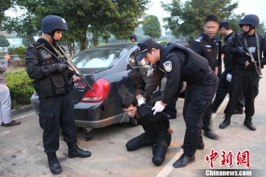 越南禁毒警官观摩广西边境民警缉毒实战(组图)