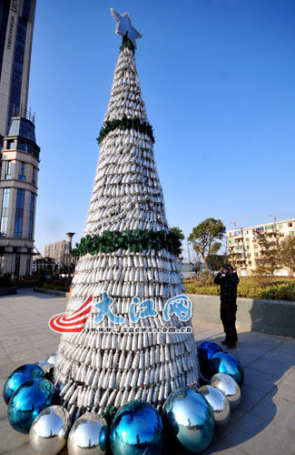 南昌:千余废弃矿泉水瓶搭成街头圣诞树(组图)