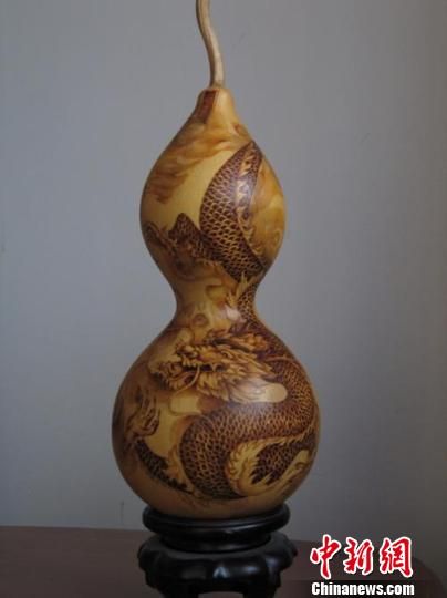河北艺人创作葫芦烫画祥龙探海贺春(图)