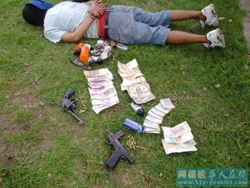 阿根廷警方抓获两名持枪抢劫华人超市劫匪(图