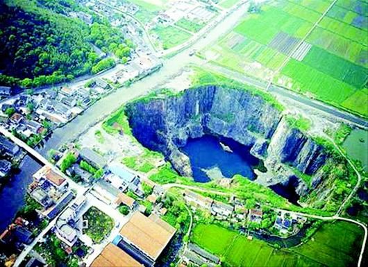 图文:五星大酒店 建在深坑中