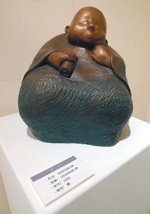 台湾铜雕艺术家黄石元 借简单肢体表禅意(图)