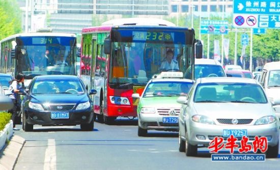 香港中路上,不少公交车不走专用车道。 半岛都市报5月23日讯(记者 王滨) 从5月21日起,市内四区公交车专用道全面禁止出租车通行,而连续几天来,本报记者在采访过程中发现,不少公交车为了省事,争抢非公交车道 ,极易造成道路拥堵和事故。对此,交警表示公交车不走规定车道同样也要处罚。 23日上午,在海尔路靠近仙霞岭路路段,伴随着四辆不同线路的公交车排队驶出公交车站,一辆公交车行驶在公交车道,由于其速度较慢,另外三辆公交车接着从花坛之间的通道排队驶出了公交车道 ,与私家车一起行驶在非公交车道,记者