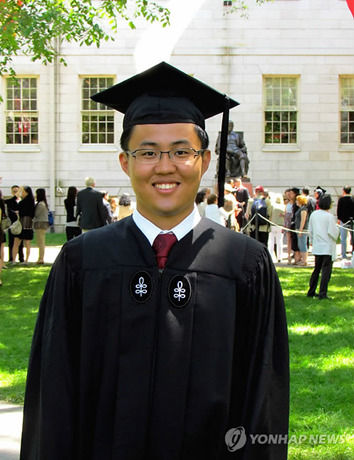 20岁韩国留学生以全校第一成绩从哈佛毕业(图