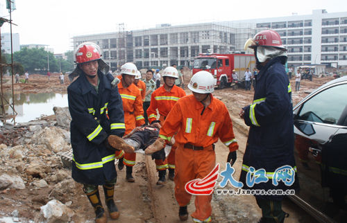 鹰潭一中新校区在建工地土方坍塌 2人被埋(组