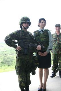 台军实弹演习 美女通信兵成媒体焦点(图)