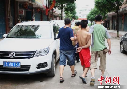 8男子为2元车费暴打公交司机致重伤(图)