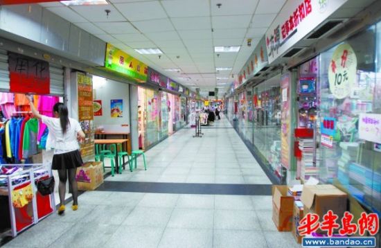 行人图省事横穿马路地下通道何时不再成"空道"