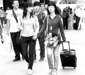 忙考研 过七夕 大学生提前忙返校(图)