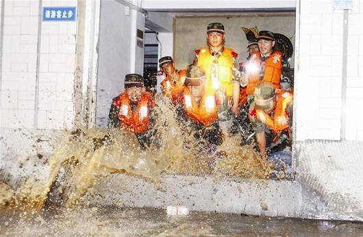 图文:荆门博物馆进水5万件文物告急