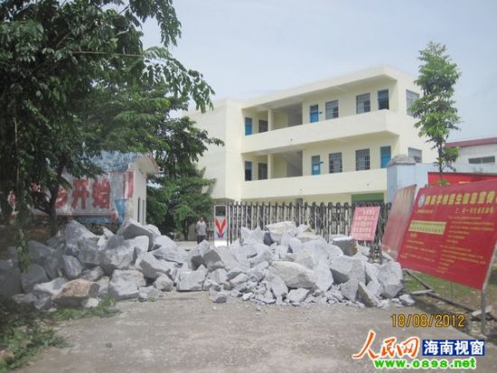 海南一国企领导带人用巨石堵民办学校大门(图)