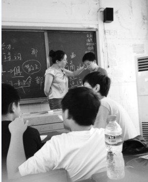 武汉一女教师讲台数次掌掴学生被停课反省(图)