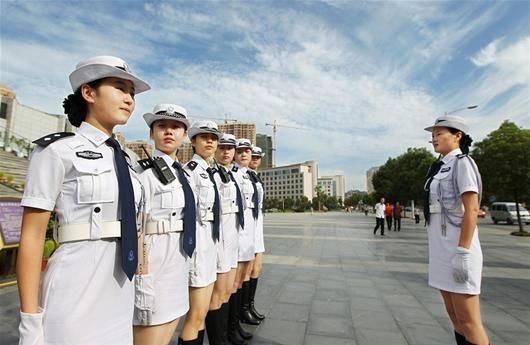 在北京路博物馆门前进行警卫演练,女子交警队9名交警身着新款白色警服