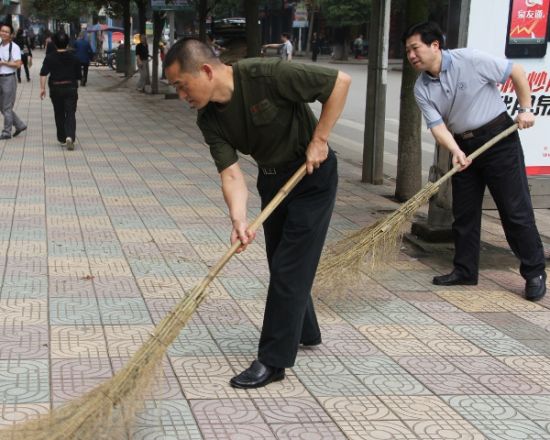 新邵两千多名干部职工上街打扫卫生(组图)