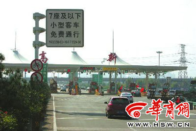 高速路收费口遇拥堵 收费员将手动收卡放行(图