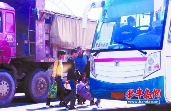 过节漫天要价站外黑车"趁火打劫"宰乘客(图)