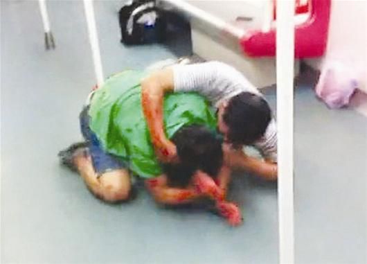 图文:广州地铁抢座战老汉撕咬男青年